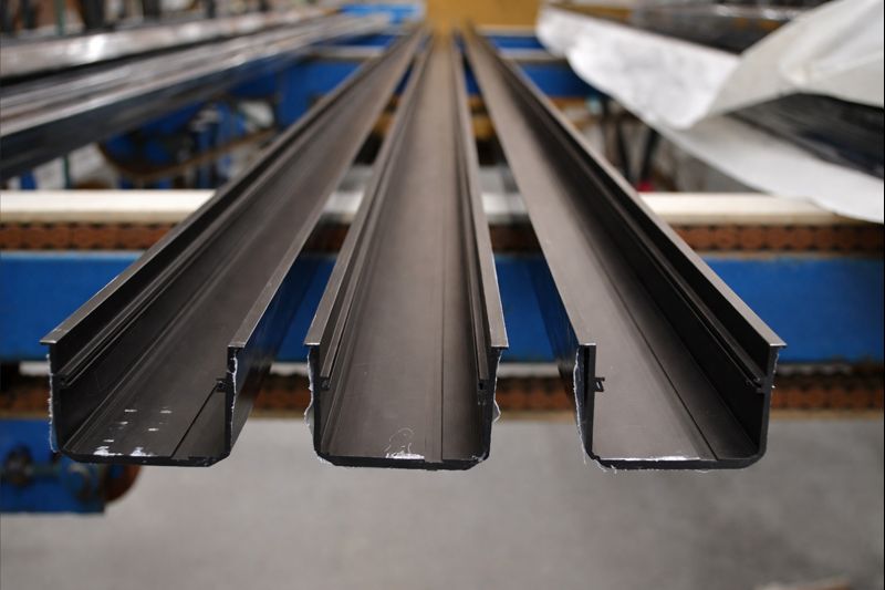 Пример обрамления кромки и примыкания с U-образным профилем